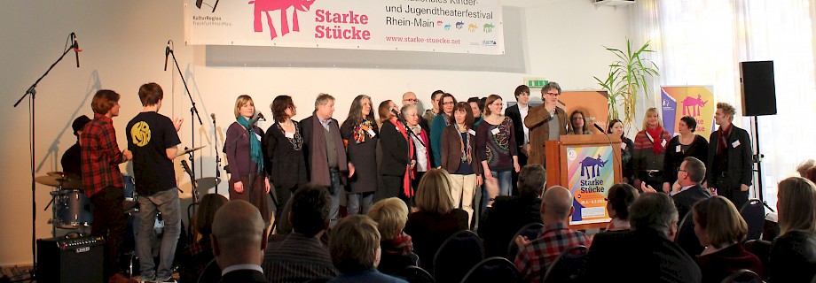 "Starke Stücke"-Festivalteam bei der Eröffnungsfeier 2013 im Theater Moller Haus Darmstadt, Foto: Fiona Louis